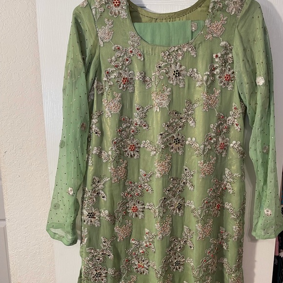 Selling this beautiful party wedding or eid wear - Picture 2 of 7